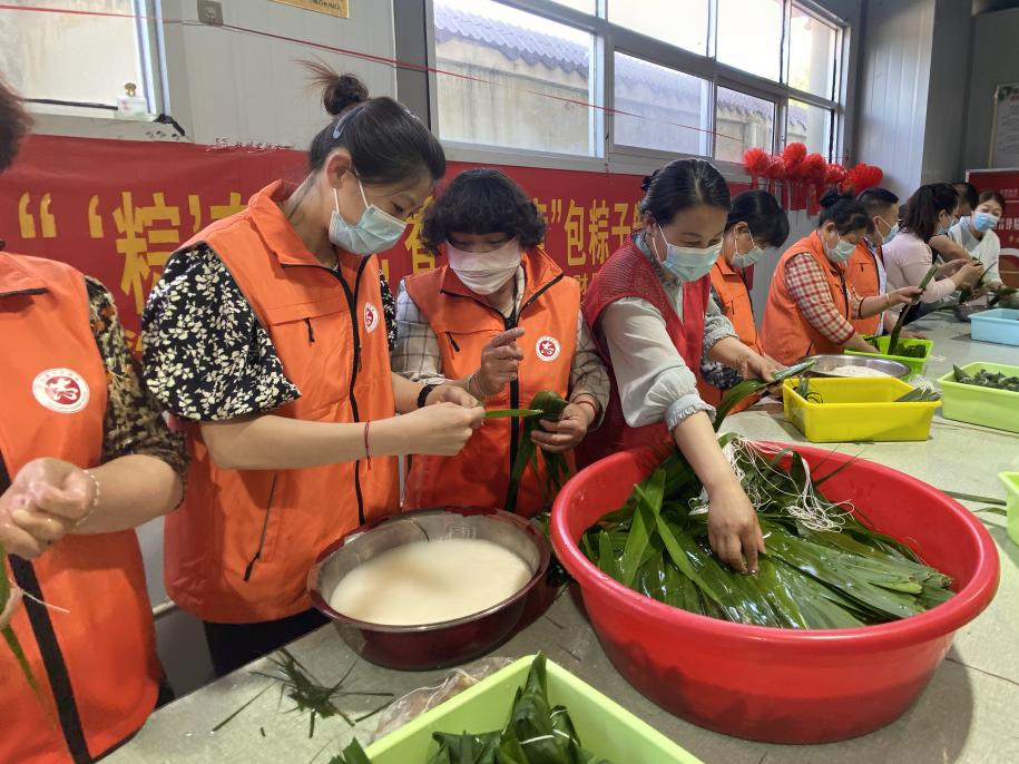 青口供電所黨支部聯(lián)合生產(chǎn)生活服務(wù)中心分會(huì)、黃沙坨社區(qū)，共同舉辦“悠悠艾草香 濃濃端午情”系列活動(dòng)。.png